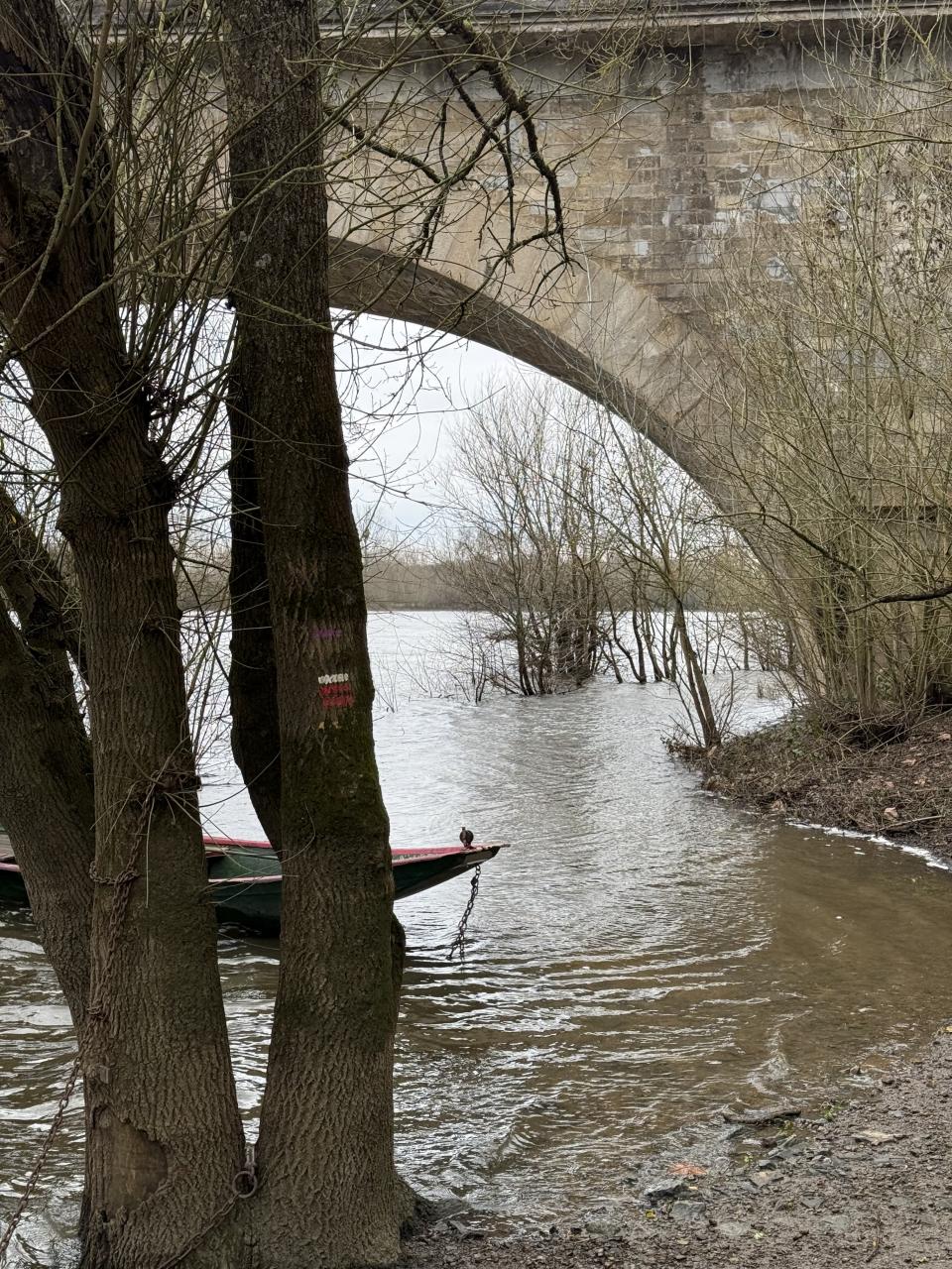 Photo du chemin qu'il faudrait suivre passant sous un pont, le tout inondé