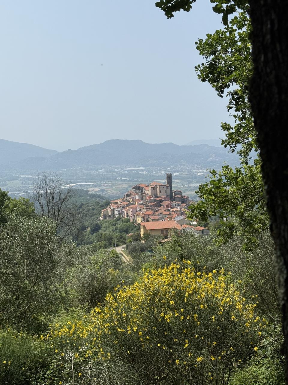 un village perché sur une colline au loin