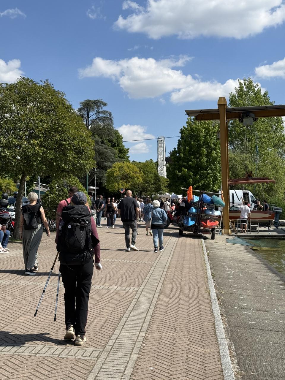 même rive mais côté balade autour du lac avec des dizaines des personnes entassées