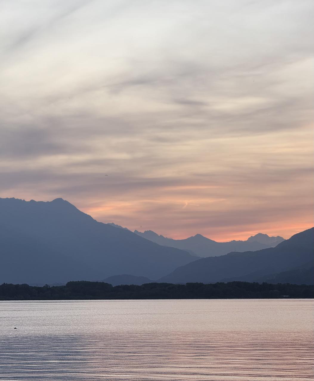 couché de soleil sur le lac avec couleurs pastels