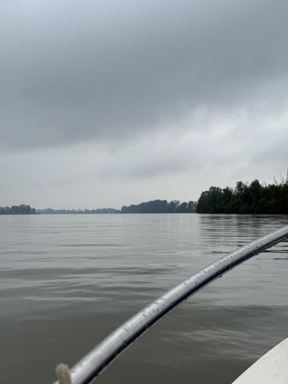 vu du fleuve depuis le devant d'un petit bateau