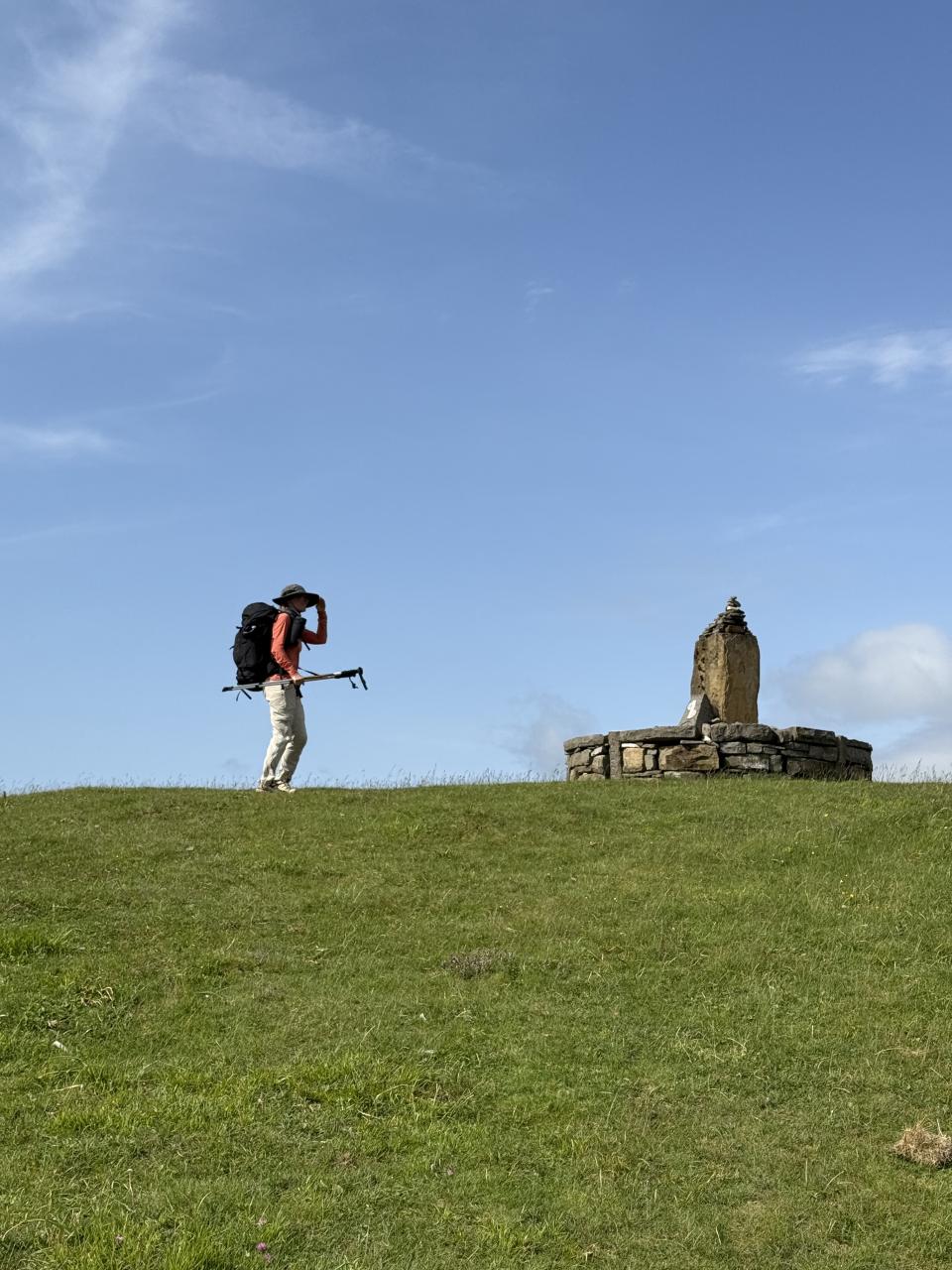 Nathalie en haut d'un mont d'herbe