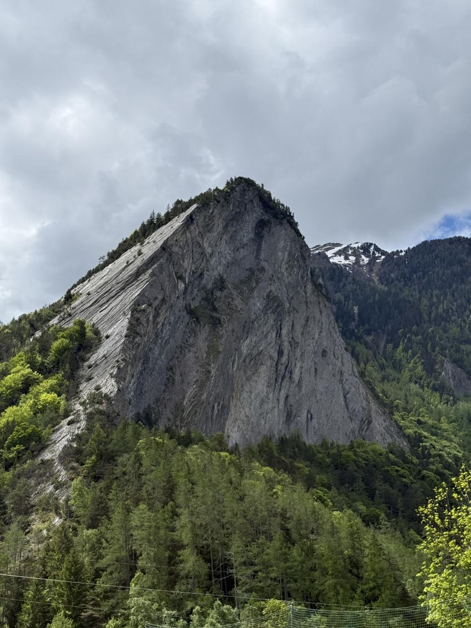 pic de montagne en roche sans forêt ni neige