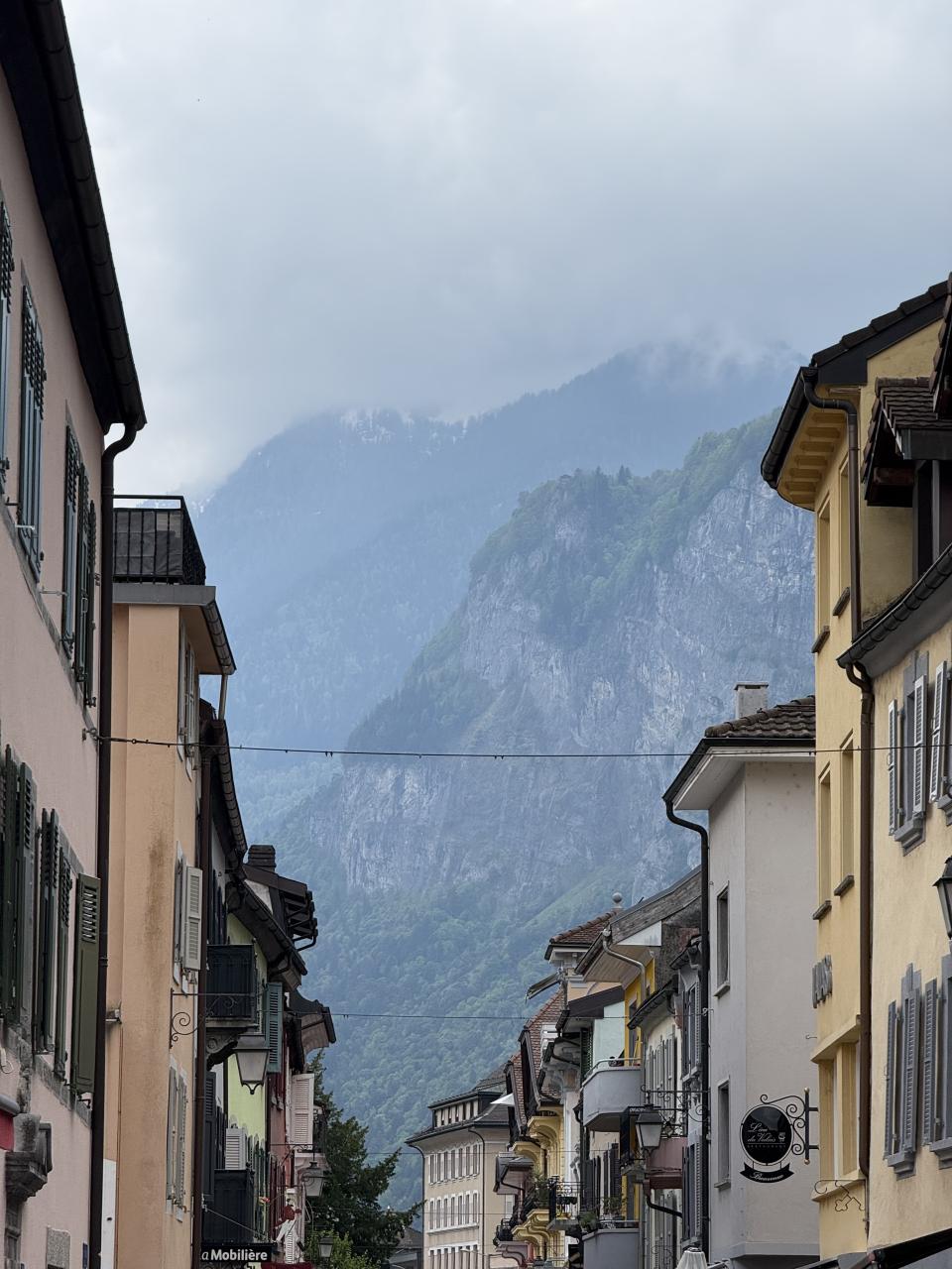 Rue du village avec montagnes en arrière plan 