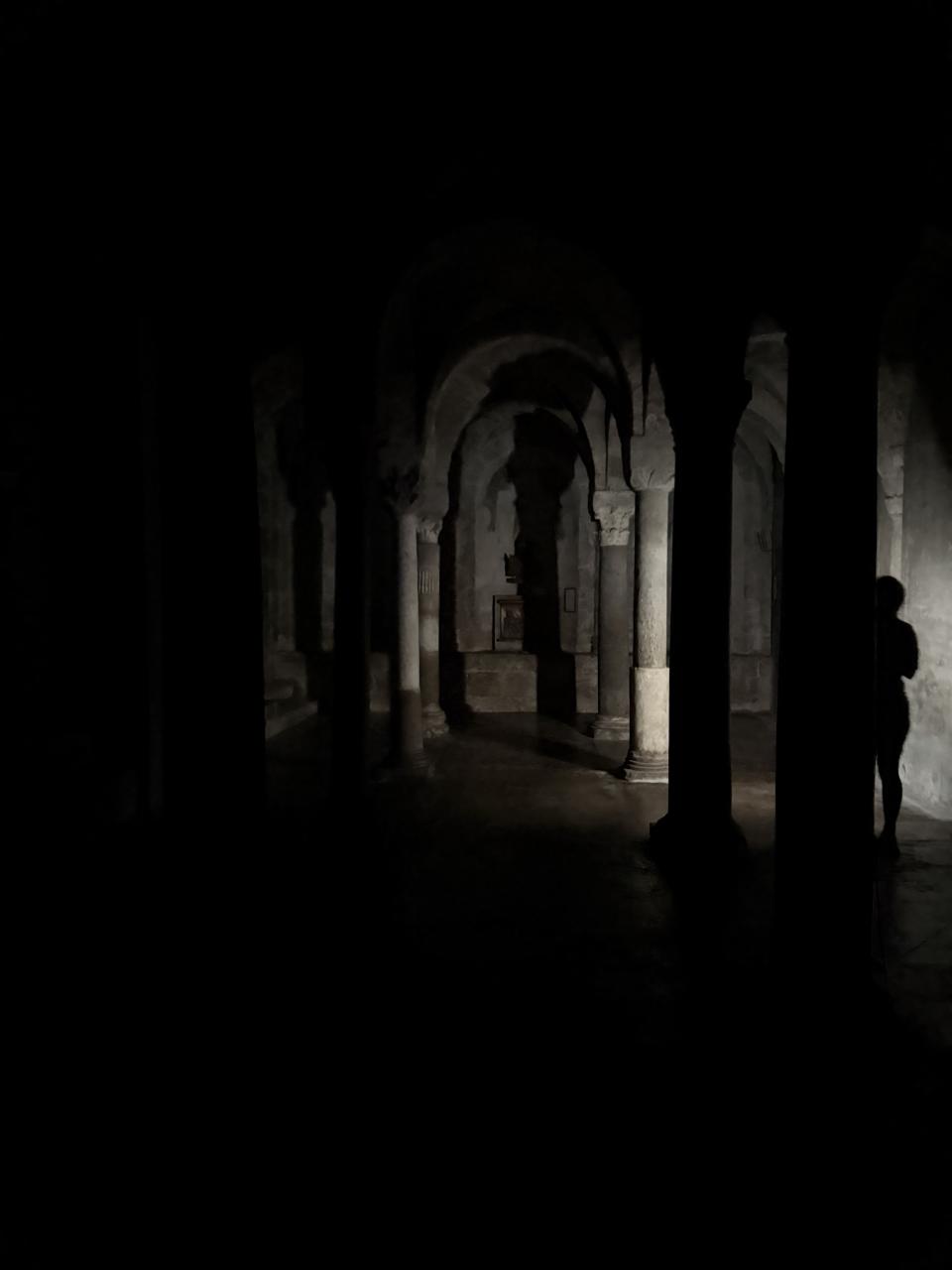 ambiance très sombre quelques poteaux de marbre et ombre de Nathalie