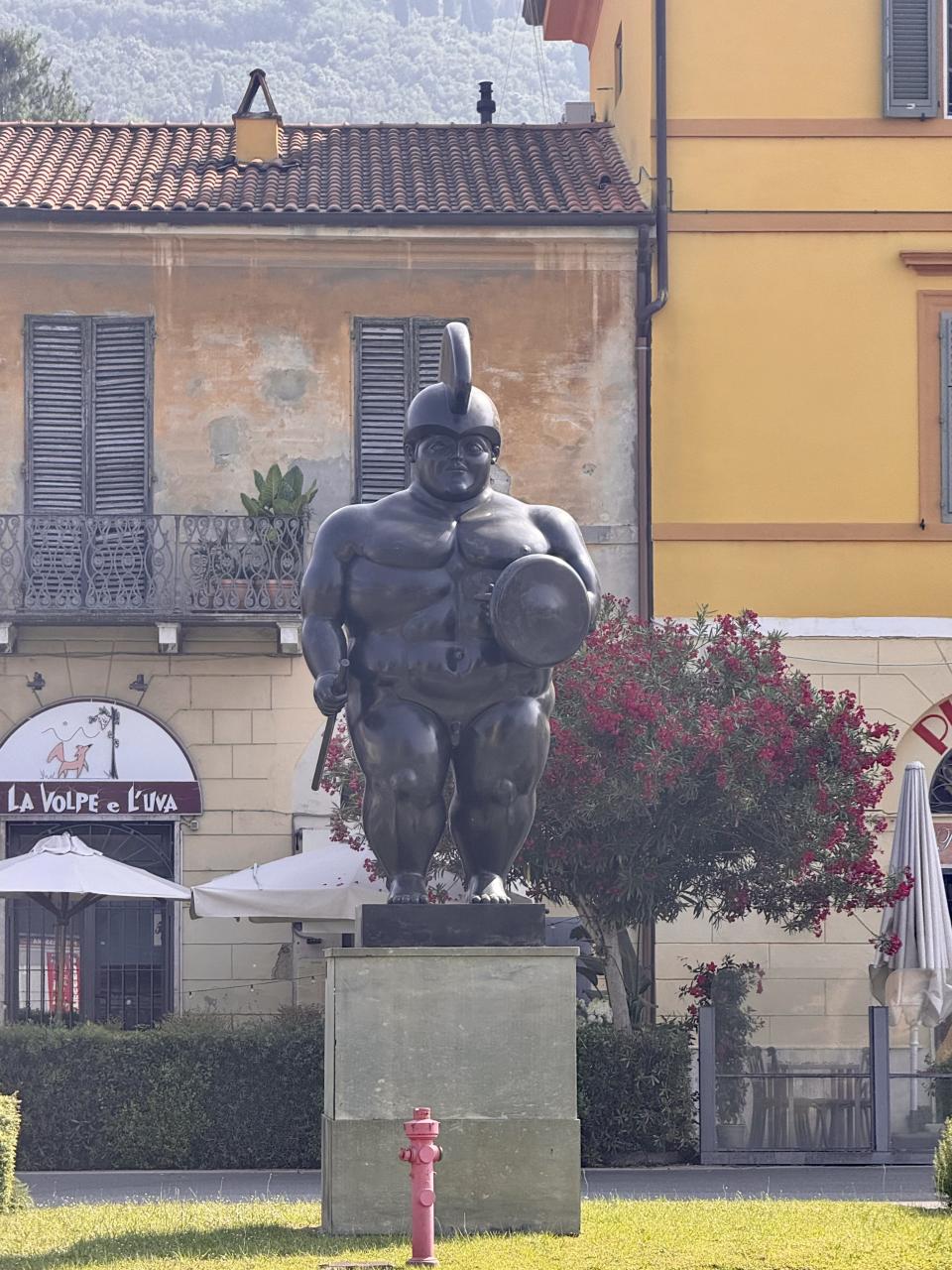 une statue d'un gladiateur un peu rondelet
