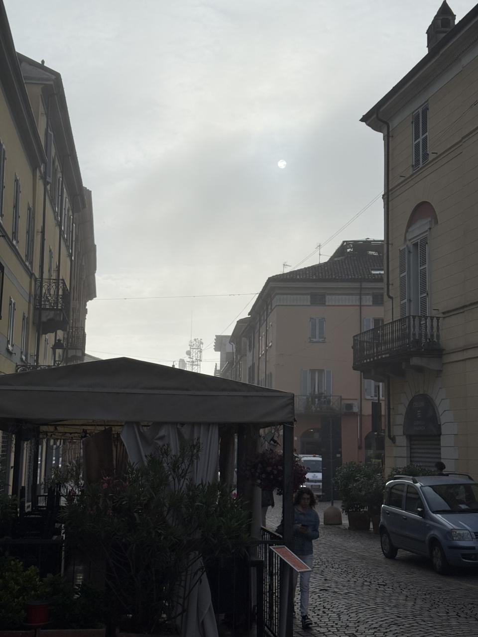 vue de la ville avec un ciel gris et un soleil qui perce à peine
