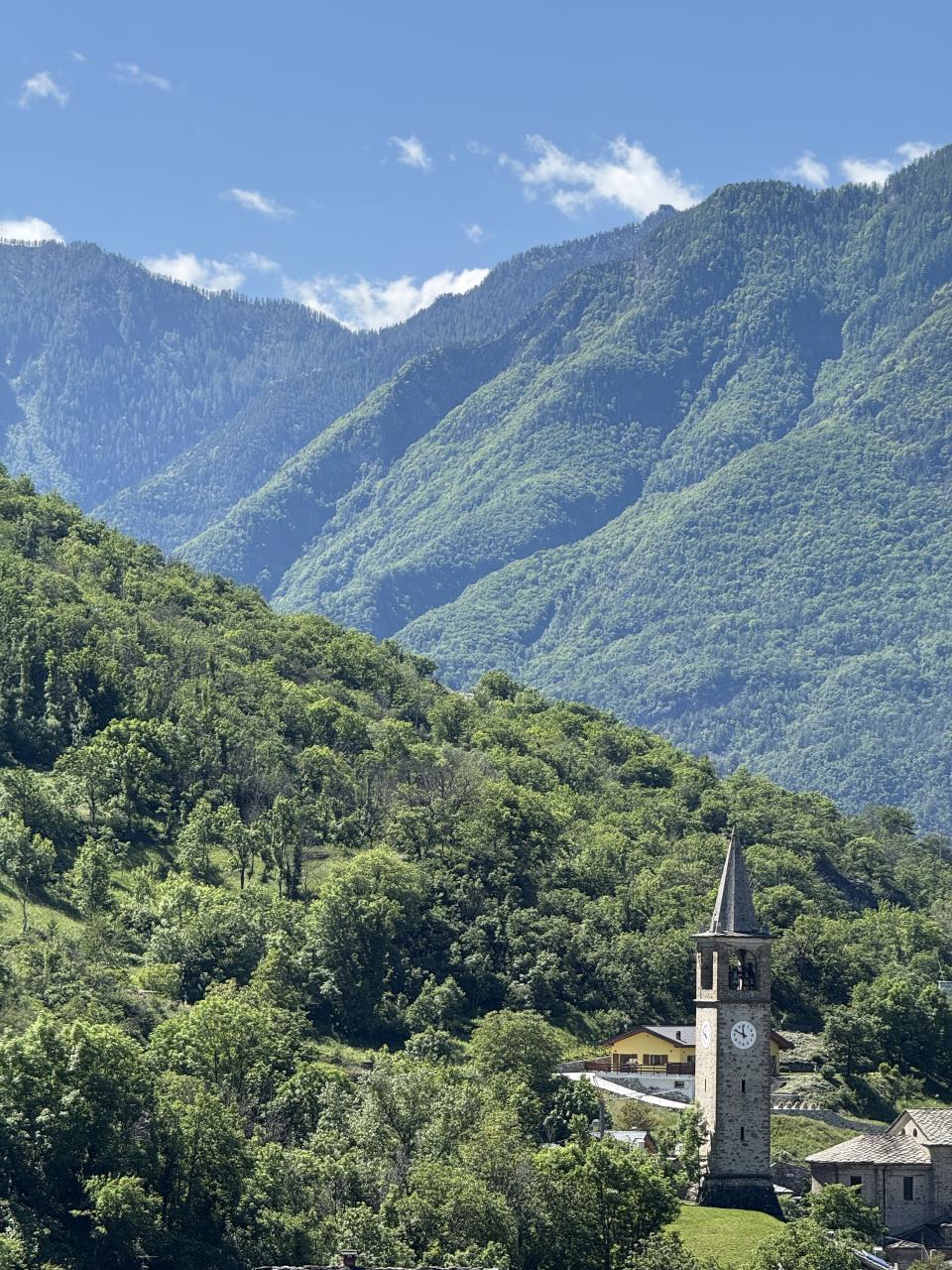 un mont en arrière plan et un second qui croise dans l'autre sens puis un clocher sans son église attaché au premier plan