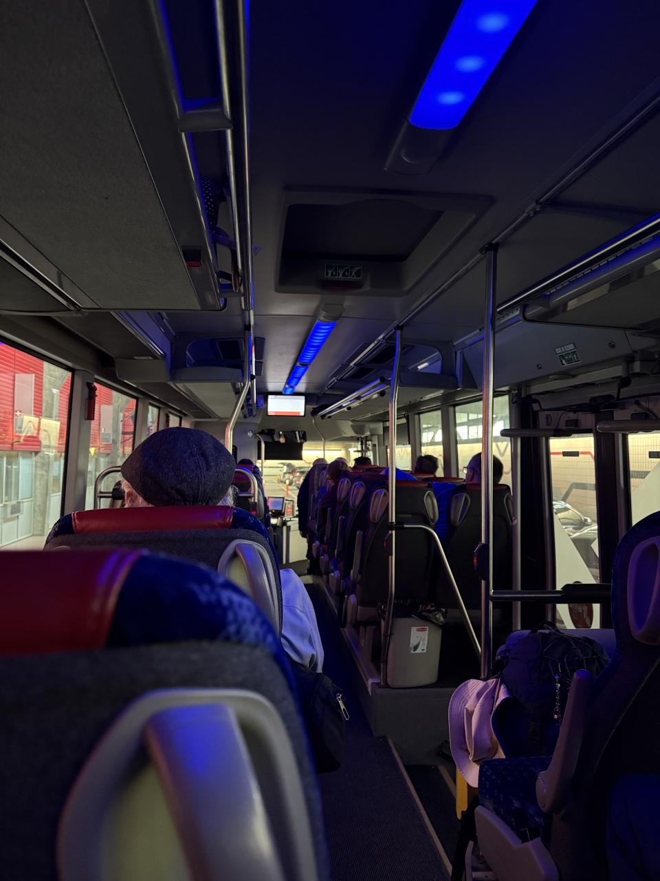 vue de l'intérieur du bus au niveau du couloir central