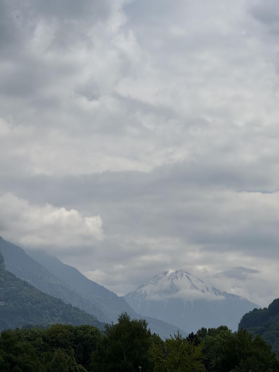 on aperçoit au loin le haut d'une montagne enneigée