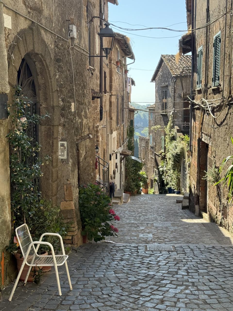 ruelles en pierres claires les murs des maisons sont très proches