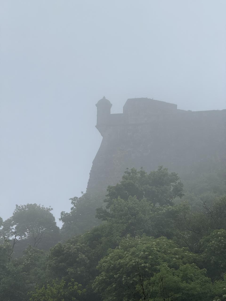 on voit vaguement un monument au travers une épaisse couche de nuage du à la pluie