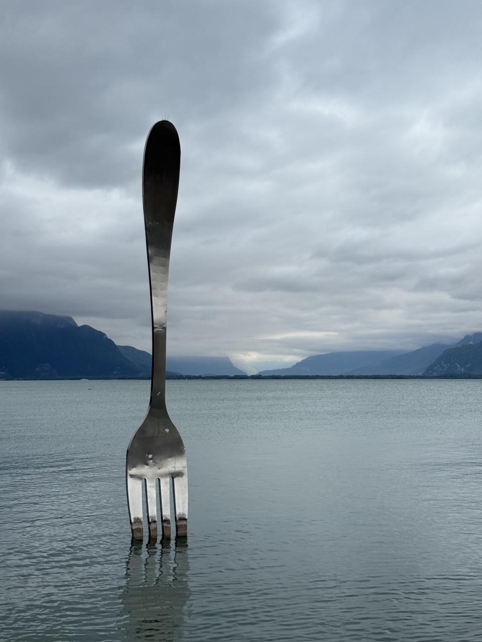 une fourchette géante plantée dans le lac, installation artistique