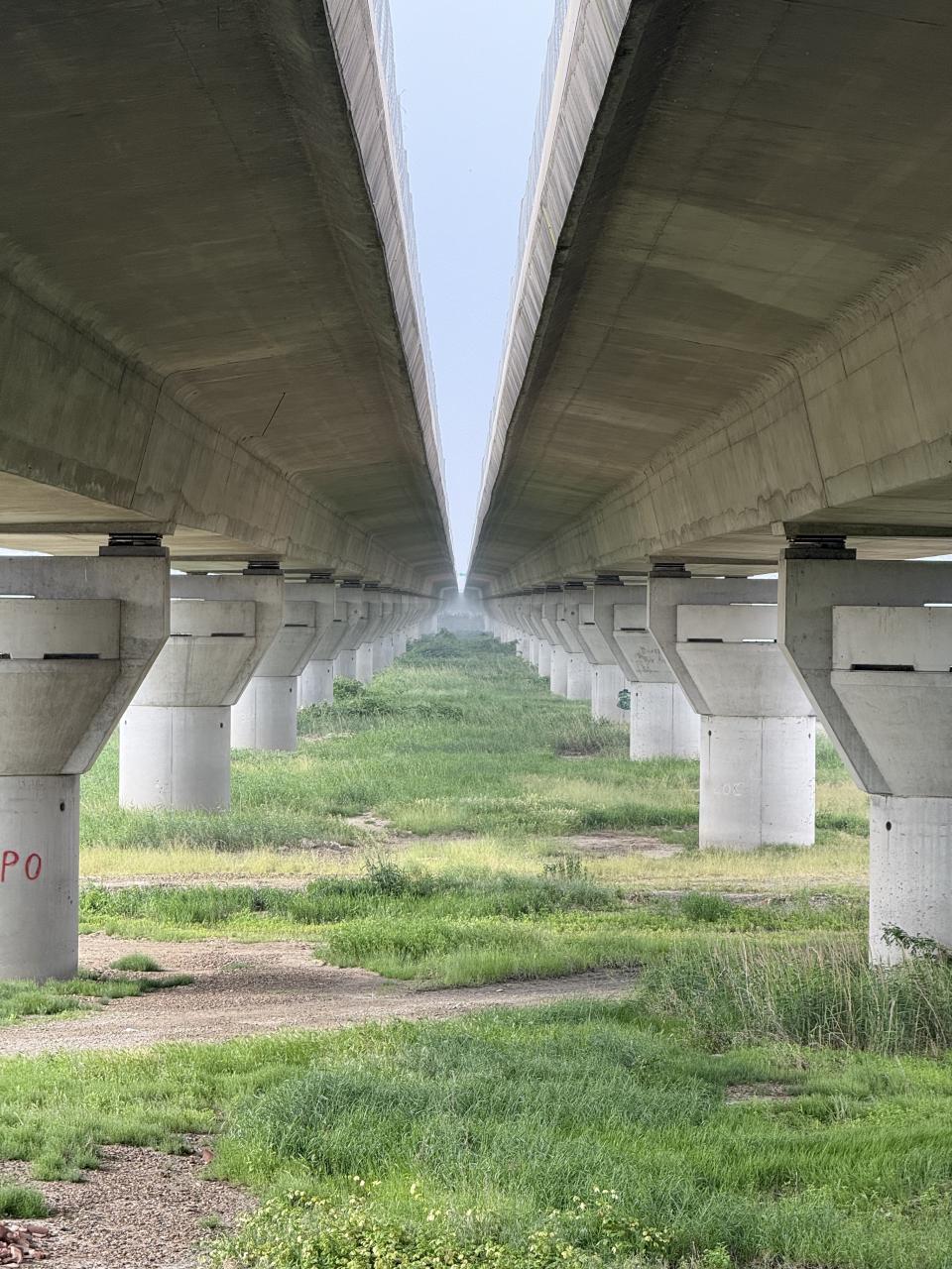 dessous d'un pont d'autoroute avec une belle symétrie