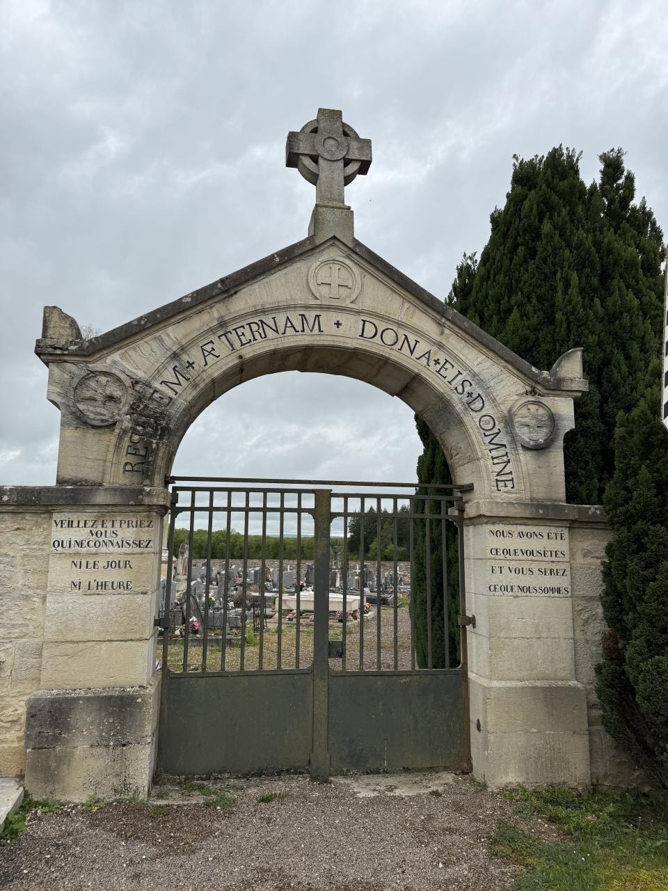 porte d'entrée d'un cimetière