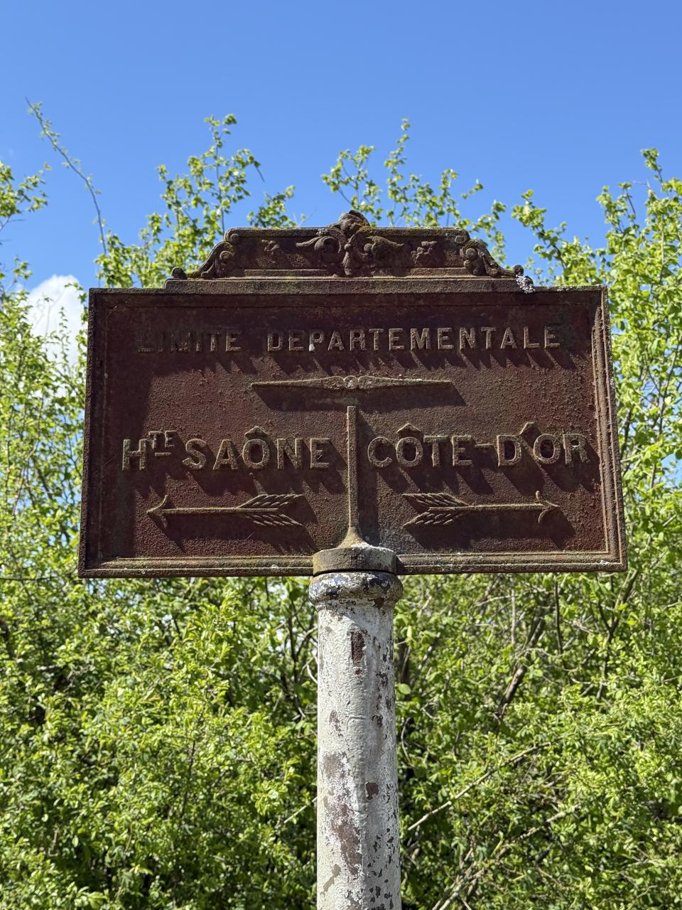 panneau rouillé indiquant la limite entre la Haute Saône et la Côte d'Or