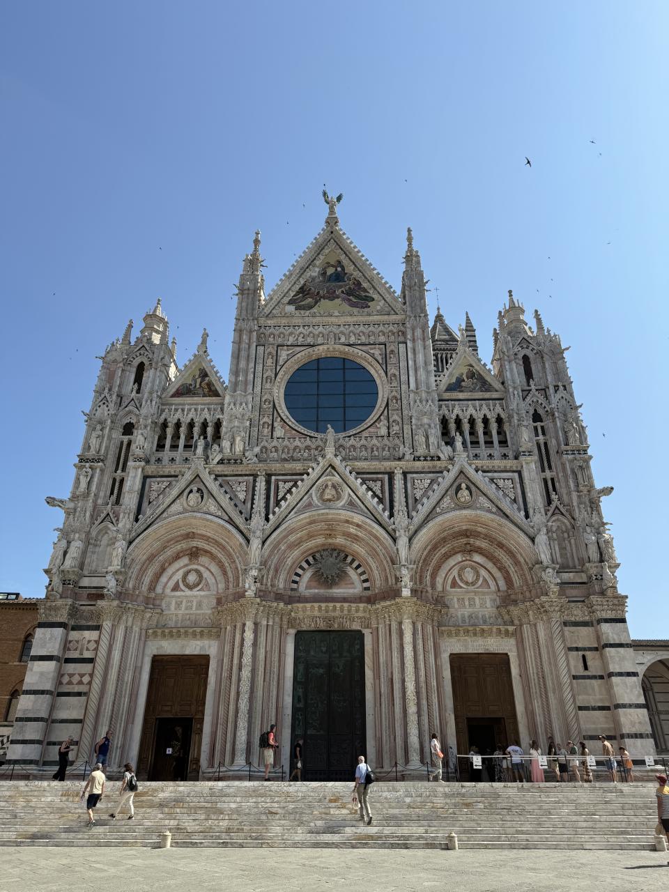 façade d'une des basilique de Sienne