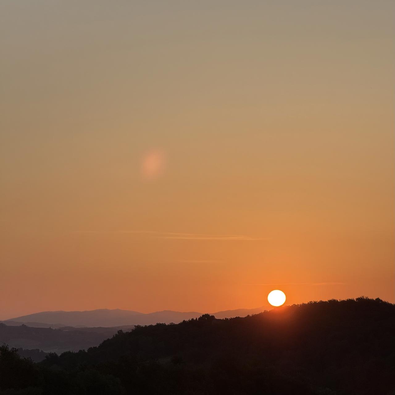 levé de soleil au dessus d'une coline